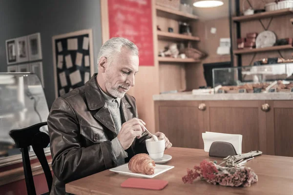 Pensionista satisfecho va a desayunar temprano — Foto de Stock