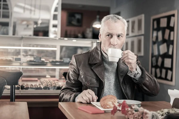 一時停止中においしいコーヒーを飲むような成熟した男 — ストック写真
