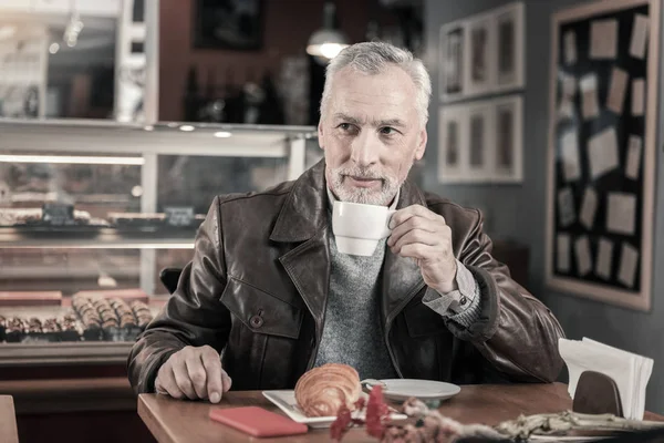 Encantado hombre de pelo gris disfrutando de café aroma —  Fotos de Stock