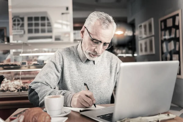 Ernstige mannelijke persoon schrijven ideeën op papier — Stockfoto