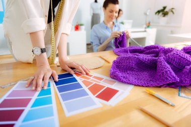 Masada yatan renkli desenleri yakın