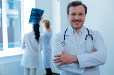 Yetkili doktor göğüs üzerinde silah geçişi