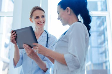 En iyi arkadaşlar birbirlerine bakıyor