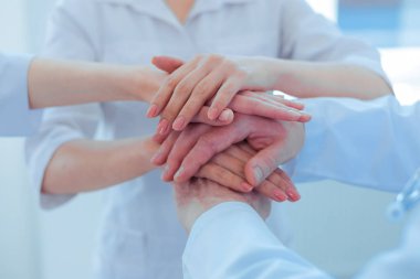 Zincir yapma ellerin yakın