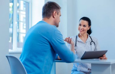 Olumlu mutlu doktor ona hasta danışmanlık