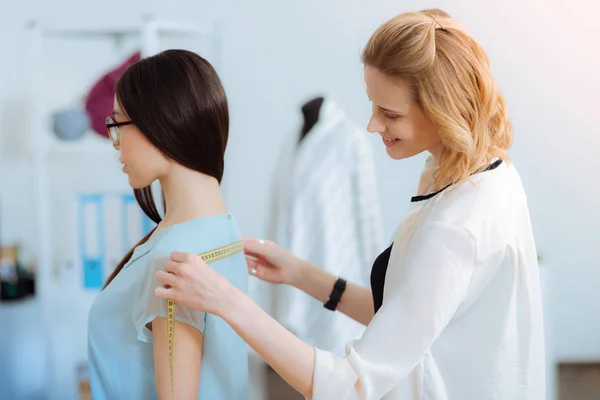 Positive Weibchen nähen neues Kleid — Stockfoto