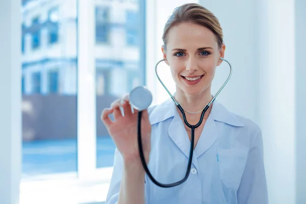 Ritratto di medico professionista che utilizza lo stetoscopio — Foto Stock