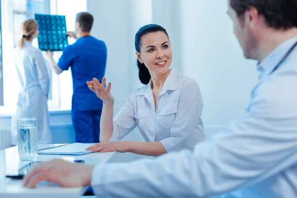 Atractiva mujer hablando con su colega — Foto de Stock