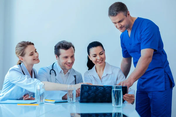 Trabajador médico serio discutiendo el diagnóstico — Foto de Stock