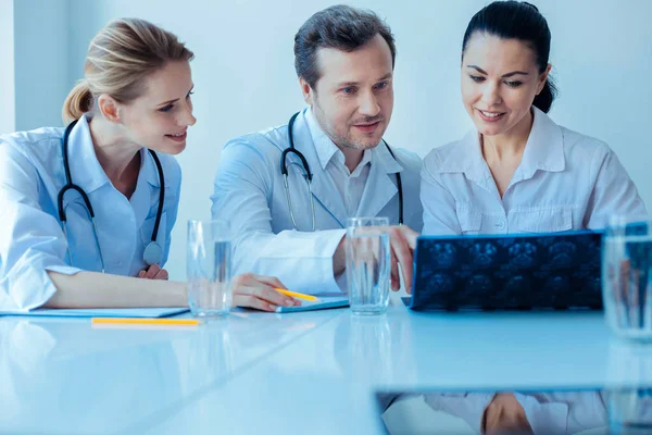 Médico competente explicando la situación a sus asistentes — Foto de Stock