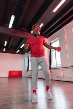 Odaklı Dark-skinned profesyonel dansçı öğrenme koreografi