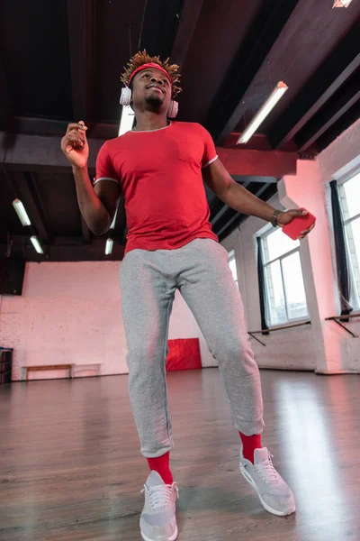 Ajuste hombre afroamericano con rastas se concentran en el ritmo y la música — Foto de Stock
