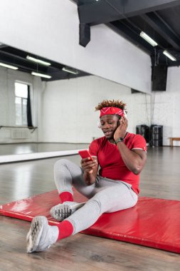 Yerde otururken aktif kısa saçlı adam büyük ruh hali olmak