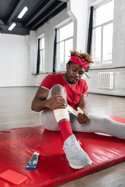 Eğitim sırasında travma sahip ciddi Afrikalı Amerikalı adam