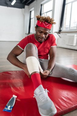Yaralanma muzdarip kısa dreadlocks ile güçlü yakışıklı adam