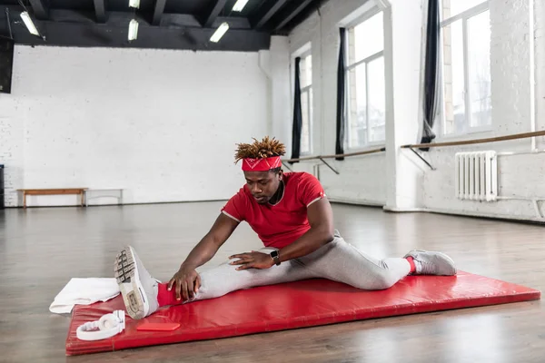 Vastberaden sportieve Afro-Amerikaanse man maken van touw op mat — Stockfoto