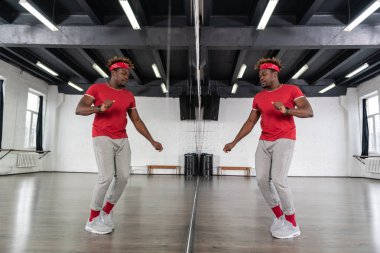 Sportif kıyafeti ayna önünde dans aktif fit adam