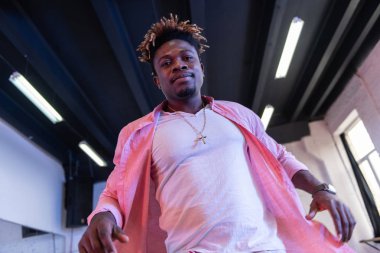 Çekici Afrikalı Amerikan esmer adam dans dahil olmak