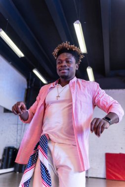 Onun bilek elektronik saat sahip gülümseyen iyi şekilli adam