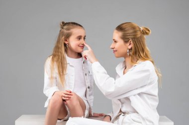 Onun küçük arkadaşının burun dokunmadan olumlu uzun saçlı Bayan gülümseyen