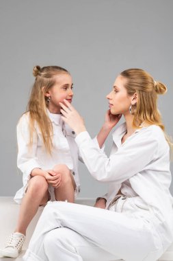 Gümüş mücevherler ve beyaz giysiler ile uzun saçlı büyük kadın gözlem