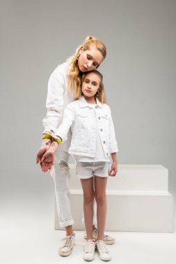 Küçük kız ile bağlantı sahip uzun saçlı barışçıl kadın