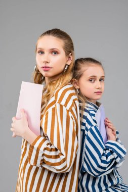 Arka arkaya ayakta farklı çağların uzun saçlı kız kızlar çekici