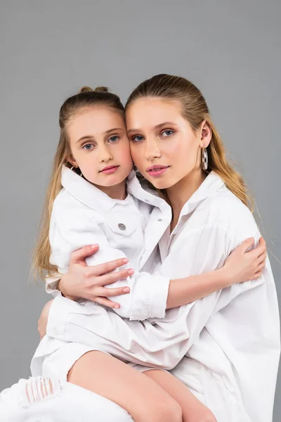 Hermosa niña mayor de cabello oscuro llevando a su hermana pequeña — Foto de Stock