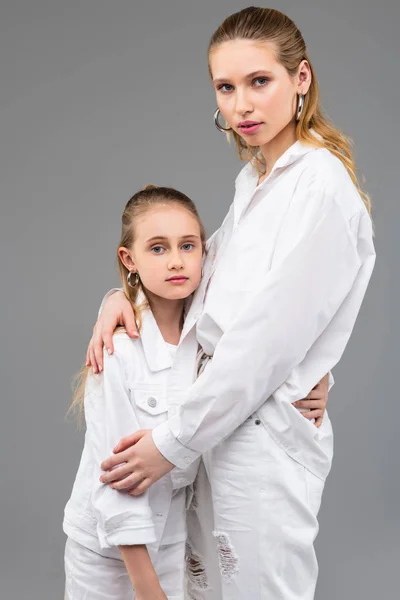 Langharige meisje staan met haar jonge schattige zus — Stockfoto