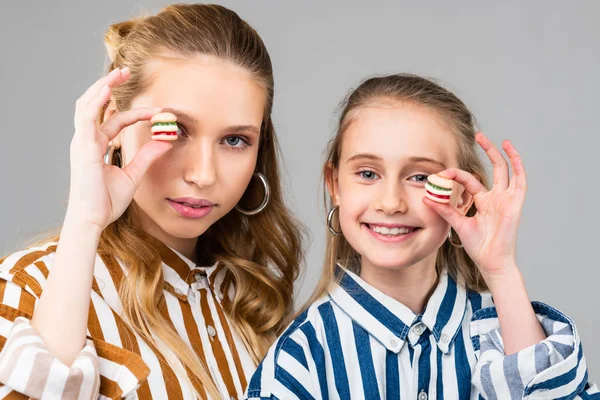 Chicas atractivas positivas con ojos azules mostrando hamburguesas diminutas — Foto de Stock