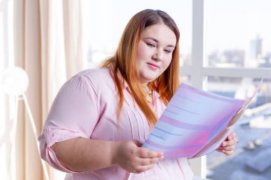 Güzel tombul kadın ilginç bir dergi okuma