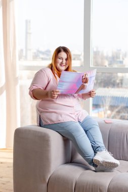 Mutlu güzel tombul kadın okuma hakkında güzellik