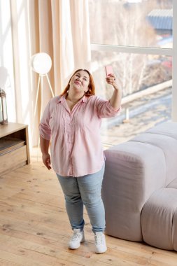 Neşeli tombul kadın fotoğraf çekerken üst görünümü