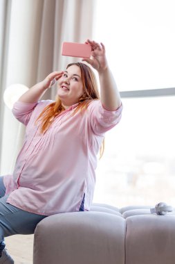 Güzel bir selfie çeken Nice pozitif kadın