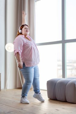 Güzel mutlu kadın tutan onu el yukarı