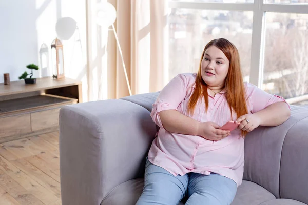 Mujer agradable positivo disfrutando de su día libre — Foto de Stock