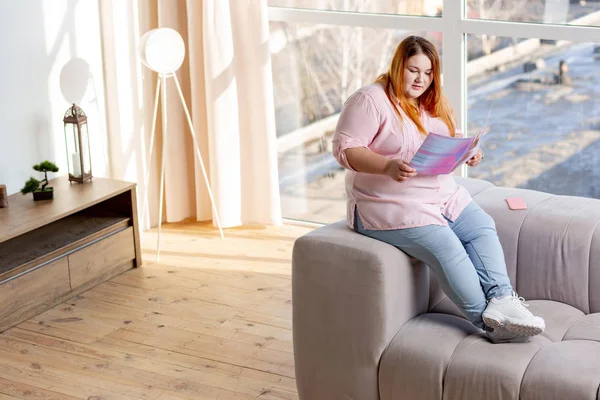 Nice young woman holding a beauty magazine — Φωτογραφία Αρχείου