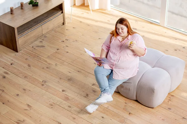 Ansicht einer glücklichen übergewichtigen Frau beim Lesen — Stockfoto