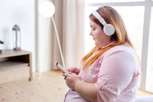 Mulher agradável agradável escolher uma música para jogar — Fotografia de Stock