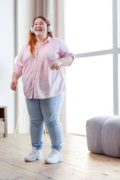 Feliz mulher bonita desfrutando de sua atividade — Fotografia de Stock