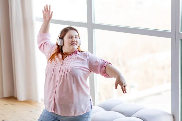 Szczęśliwa pozytywna Kobieta tańczy do swojej ulubionej muzyki — Zdjęcie stockowe