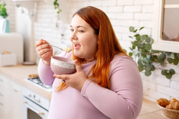 Glad trevlig kvinna som har en hälsosam frukost — Stockfoto