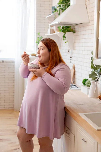 Positiv trevlig kvinna som håller en skål i hennes händer — Stockfoto