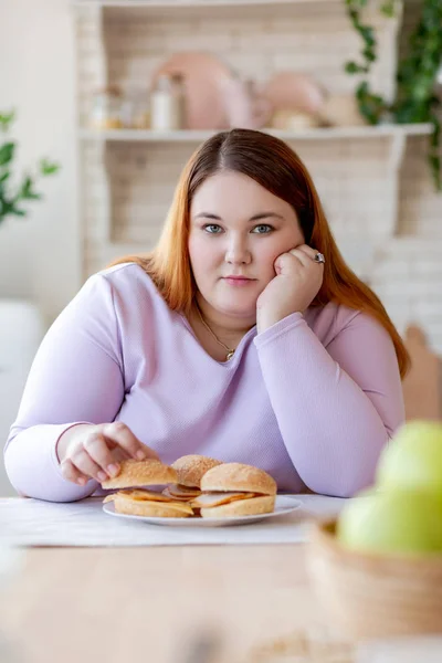 Trevlig snygg kvinna som sitter i köket — Stockfoto