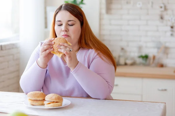 Przyjemny miło kobieta patrząc na Burger — Zdjęcie stockowe