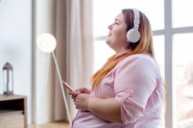 Onu favori müzik zevk memnun güzel kadın