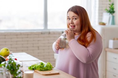 Olumlu güzel kadın sağlıklı bir içecek sahip