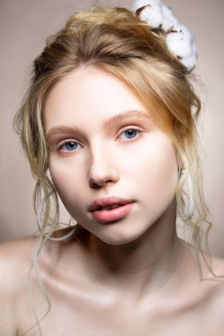 Arka planda yakın poz inanılmaz bir görünüm ile sarışın model