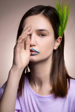 Ekolojik dergi için poz mavi dudaklar ile profesyonel model