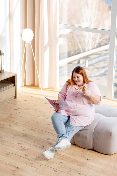 Joyful lycklig kvinna njuter av tidningen om skönhet — Stockfoto